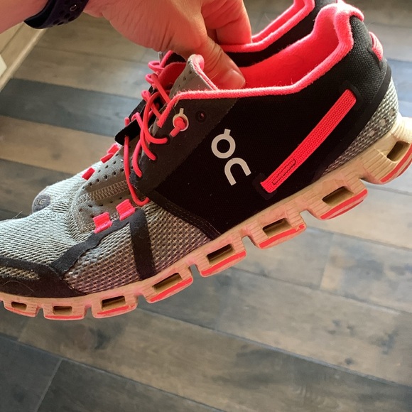 ON Cloud running shoes - Picture 3 of 8